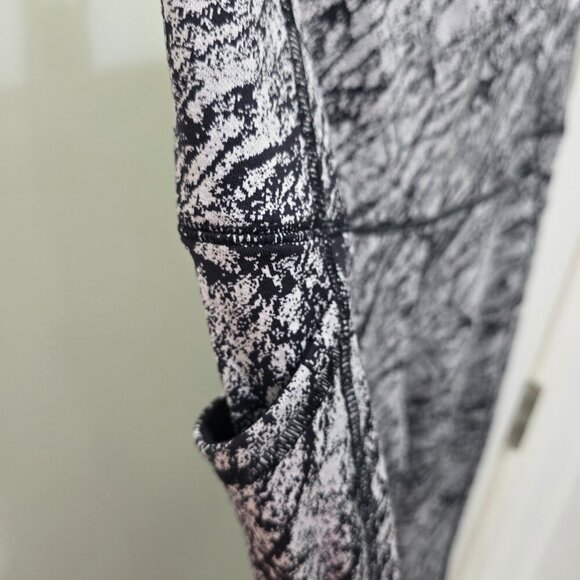 All in Motion XL Black & White Print Leggings w/ Pockets | Target Activewear - Picture 4 of 9